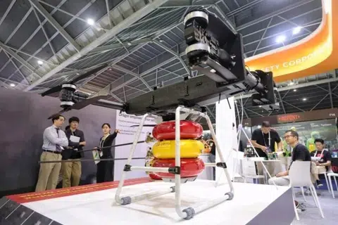 Dron pemadam kebakaran di reruai syarikat SG Safety Corporation dari Korea Selatan.