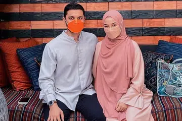 TIMANG CAHAYA MATA: Pasangan PU Riz dan Neelofa kini menjadi ibu bapa kepada bayi lelaki yang dilahirkan 29 Januari lalu. - Foto INSTAGRAM NEELOFA