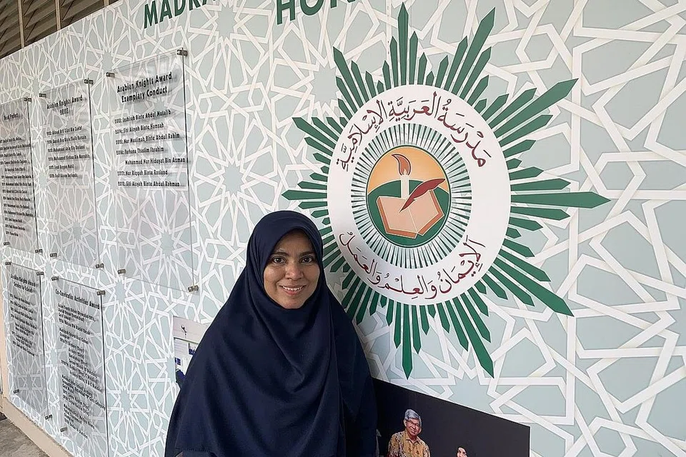 HARGAI SOKONGAN: Ustazah Zainab Mohamed Habib berkata antara sokongan yang diterima dari Muis termasuk pembiayaan bagi program diploma pendidikan Institut Pendidikan Nasional (NIE) yang disertainya beberapa tahun lalu. - Foto ihsan USTAZAH ZAINAB MOHAMED HABIB