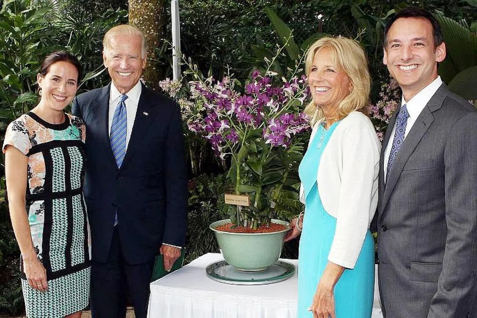 ANGGERIK HARAPAN: Kelihatan Encik Joe Biden dan keluarga bergambar dengan anggerik yang dinamakan sempena nama beliau semasa lawatan ke Taman Orkid Nasional sewaktu berada di Singapura bagi lawatan rasmi sebagai Naib Presiden Amerika Syarikat pada Julai 2013. - Foto fail 