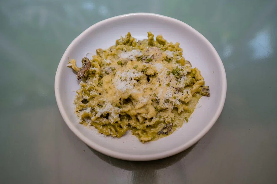 Hidangan pasta ‘mafalde’  –  spageti pipih yang berombak bentuknya – dengan ‘pesto’ cendawan berharga $18. 