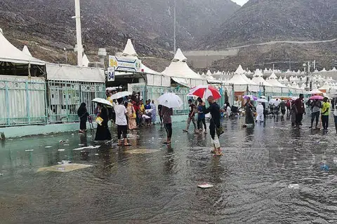BANJIR KILAT DI MINA: Hujan lebat di Mina menyebabkan khemah bocor dan bekalan elektrik terputus. -Foto YUSRI ABDUL MALEK 