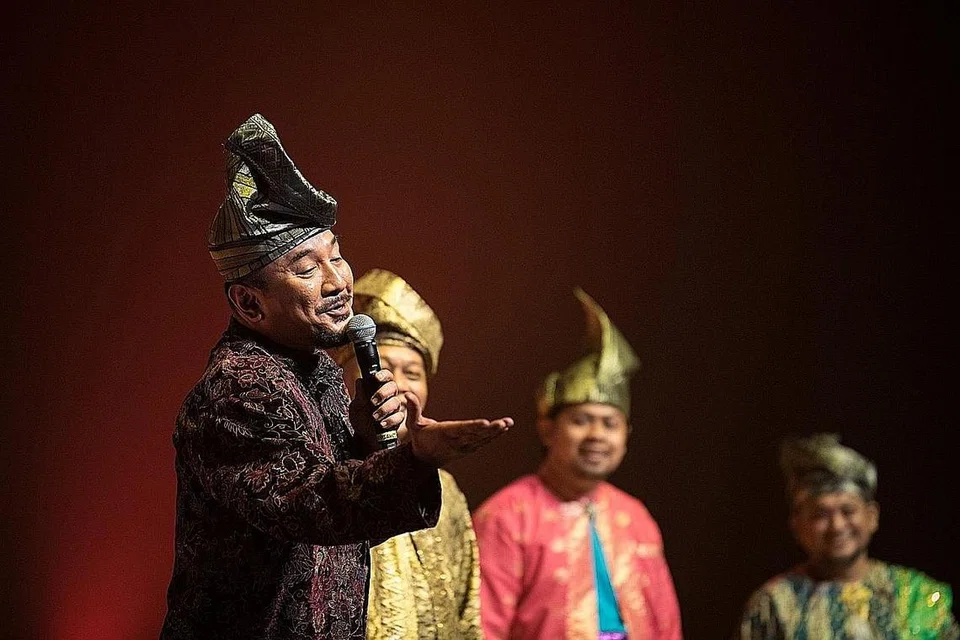 PENGGIAT VETERAN DIKIR BARAT NAIK PENTAS : Khairudin Samsudin (kiri), Daly Yusof (dua dari kiri) dan rakan-rakan turun padang sambil menghiburkan peminat dikir barat dalam satu pertunjukkan yang memberi penghormatan kepada peneraju seni dikir barat tempatan. - Foto JACK YAM