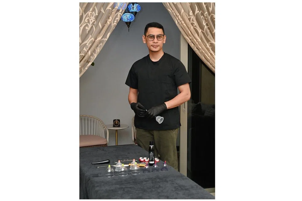 TERUS TINGKAT KEMAHIRAN: Encik Sarhan Hamzah memperluas lagi kemahiran dengan kemudahan sains sukan agar dapat memberikan khidmat terbaik kepada pelanggannya. - Foto BH oleh KHALID BABA