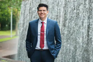 PENCAPAIAN MEMBANGGAKAN: Encik Muhammad Imran Md Zin, mahasiswa Sains Pengajian Kelautan di NTU itu kini menjalani program kerja sambil belajar dengan syarikat CMA CGM ASIA Pte Ltd selepas menerima Anugerah Kerja sambil Belajar Global (GIA) oleh Penguasa Kelautan dan Pelabuhan (MPA). - Foto BH oleh SYAMIL SAPARI