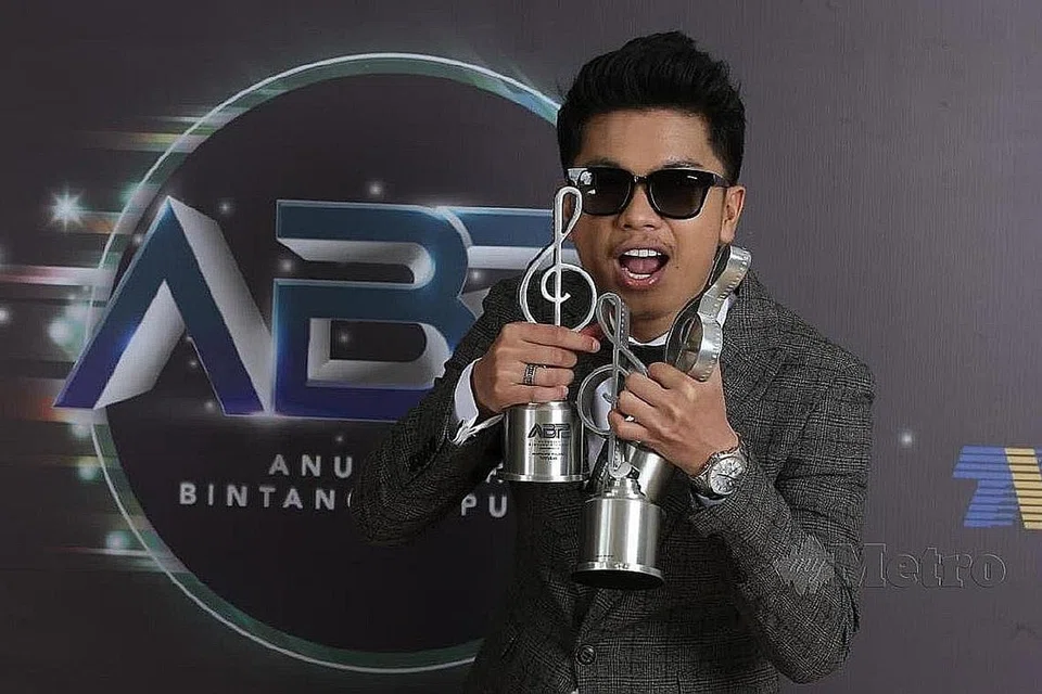 SOKONGAN PEMINAT DIHARGAI: Haqiem Rusli meraih 22.3 juta undian peminat bagi menggenggam Anugerah Bintang Paling Popular, Anugerah Bintang Paling Popular Berita Harian (ABPBH). - Foto HARIAN METRO