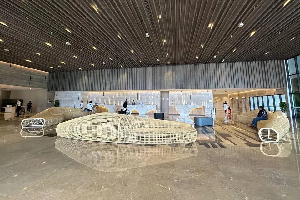 LUAS: Lobi hotel Courtyard by Marriott Melaka cukup luas bagi menampung pengunjung luar negara dan juga tempatan. 