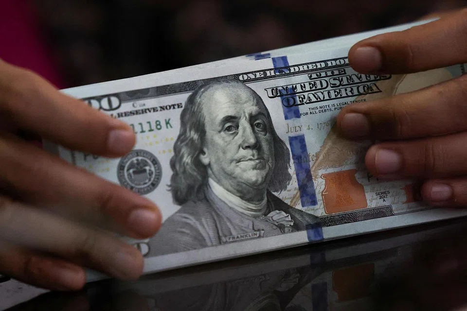 Dolar Amerika Syarikat melanjutkan kerugian selepas Indeks Bloomberg Dollar Spot jatuh 1.5 peratus semalaman, kejatuhan terbesar sejak 2022.