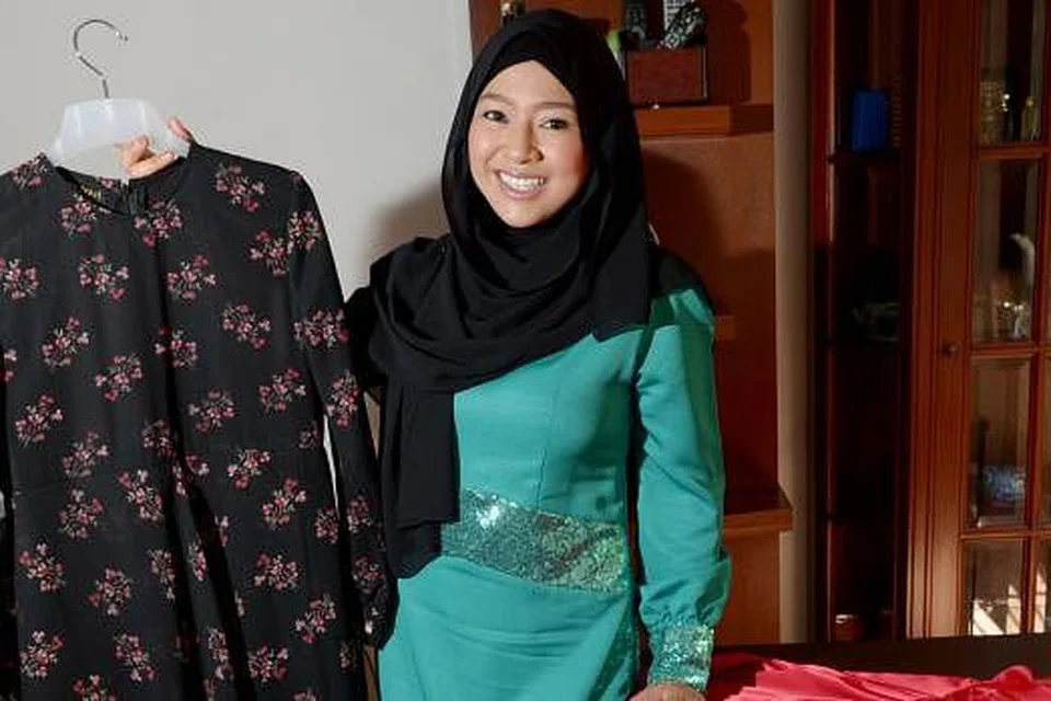 NIAGA BAJU: Dalam Ramadan ini, Sarah Aqilah sibuk dengan tugas menjual gaun labuh dan jubah, satu percubaan baru.- Foto TUKIMAN WARJI