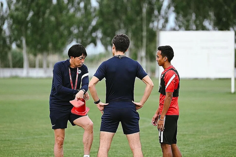PERCAYA PADA JURULATIH: Penyerang Singa, Faris Ramli (kanan) berharap peminat pasukan negara dapat bersabar dan memberi ketua jurulatih, Takayuki Nishigaya (kiri) dan skuad Singa lebih masa, selepas mereka gagal melayakkan diri ke saingan Piala Asia. - Foto FAS