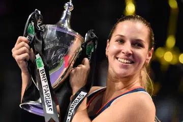 Dominika Cibulkova meraikan kejayaannya memenangi kejohanan Pusingan Akhir Persatuan Tenis Wanita (WTA) Singapura BNP Paribas di Stadium Tertutup Singapura pada Ahad (30 Okt).