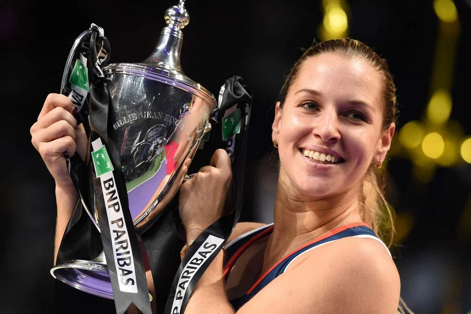 Dominika Cibulkova meraikan kejayaannya memenangi kejohanan Pusingan Akhir Persatuan Tenis Wanita (WTA) Singapura BNP Paribas di Stadium Tertutup Singapura pada Ahad (30 Okt).