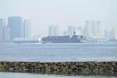 DISELUBUNGI KABUT: Keadaan persekitaran pusat bandar Singapura yang tidak begitu jelas tatkala bot dan kapal melalui Selat Singapura disebabkan jerebu.