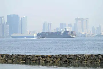 DISELUBUNGI KABUT: Keadaan persekitaran pusat bandar Singapura yang tidak begitu jelas tatkala bot dan kapal melalui Selat Singapura disebabkan jerebu.