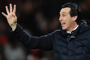 CARI KESEIMBANGAN: Apabila Shkodran Mustafi mengalami kecederaan, Unai Emery mengubah corak permainan dengan meletakkan empat pemain pertahanan bagi mencari kesimbangan dalam pasukan Arsenal. - Foto AFP