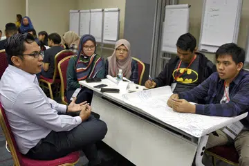 CARI HURAIAN: Peserta program Inkubator Kepimpinan (LI) anjuran Kelab Mendaki memerah otak dalam acara hackathon selama 30 jam bermula pagi semalam untuk mencari huraian kepada isu yang dihadapi masyarakat Melayu/Islam. - Foto BM oleh SYAZA NISRINA