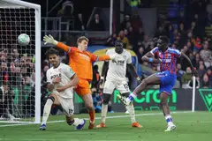 Penyerang Crystal Palace, Ismaila Sarr (kanan) menjaringkan gol yang kemudiannya dibatalkan ketika berdepan West Ham pada aksi Liga Perdana England di Selhurst Park, London. Keputusan seri 0-0. 