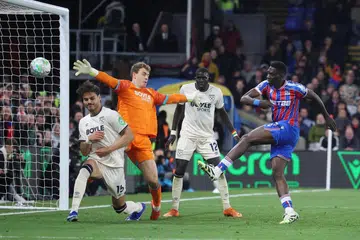 Penyerang Crystal Palace, Ismaila Sarr (kanan) menjaringkan gol yang kemudiannya dibatalkan ketika berdepan West Ham pada aksi Liga Perdana England di Selhurst Park, London. Keputusan seri 0-0. 