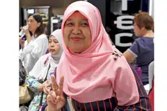 BERBALOI: Cik Kamisah Pasan yang pertama kali menghadiri sesi memasak Cef Mel Dean, berasa gembira kerana pelbagai jenis masakan dapat dipelajari. - Foto INIAZ RAHIM