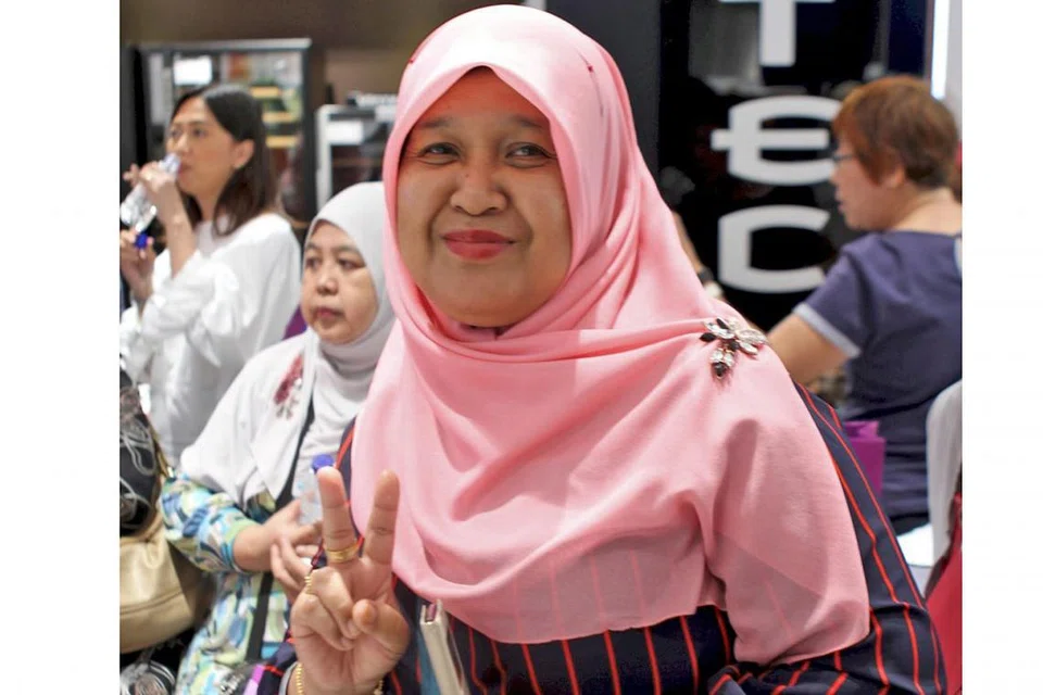BERBALOI: Cik Kamisah Pasan yang pertama kali menghadiri sesi memasak Cef Mel Dean, berasa gembira kerana pelbagai jenis masakan dapat dipelajari. - Foto INIAZ RAHIM