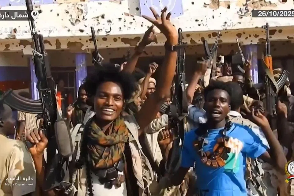 Anggota Pasukan Sokongan Pantas (RSF) yang lengkap bersenjata meraikan kemenangan di jalan-jalan utama di el-Fasher, Darfur, Sudan pada 26 Oktober 2025.