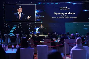 MAINKAN PERANAN: Sektor kelautan setempat perlu terus beri tumpuan dalam empat bidang utama iaitu daya ketahanan, pendigitalan, penyahkarbonan dan menarik bakat, kata Encik Ong semasa merasmikan 'Minggu Kelautan Singapura' yang ke-15 semalam. Acara itu diadakan buat julung-julung kali sebagai acara hibrid, dan dihadiri peserta secara fizikal dan secara maya. - Foto BH oleh JASON QUAH