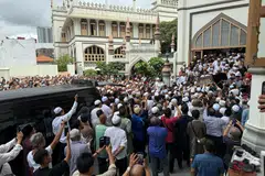 Ribuan anggota masyarakat Melayu/Islam berhimpun di Masjid Sultan pada 19 Disember untuk memberi penghormatan terakhir kepada Allahyarham Ustaz Tengku Mohamad Fouzy Tengku Mahid Jumat sebelum jenazahnya dikebumikan di Pusara Aman.