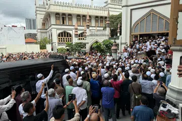 Ribuan anggota masyarakat Melayu/Islam berhimpun di Masjid Sultan pada 19 Disember untuk memberi penghormatan terakhir kepada Allahyarham Ustaz Tengku Mohamad Fouzy Tengku Mahid Jumat sebelum jenazahnya dikebumikan di Pusara Aman.