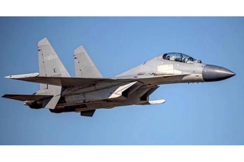 TUNJUK KUASA: (Gambar atas) Kementerian Pertahanan Nasional Taiwan mengongsi gambar menunjukkan pesawat pejuang China, PLA Shenyang J-16, melintasi zon pertahanan udara Taiwan pada 2 Oktober lalu. - Foto EPA-EFE 