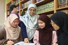 Pensyarah sepenuh masa di Institut Pengajian Tinggi Al-Zuhri, Ustazah Fatimah Mohd Ali (dua dari kanan), berkata agama mendidik manusia agar berhati-hati dalam setiap tindakan dan tenang menghadapi apa jua cabaran dalam kehidupan. 