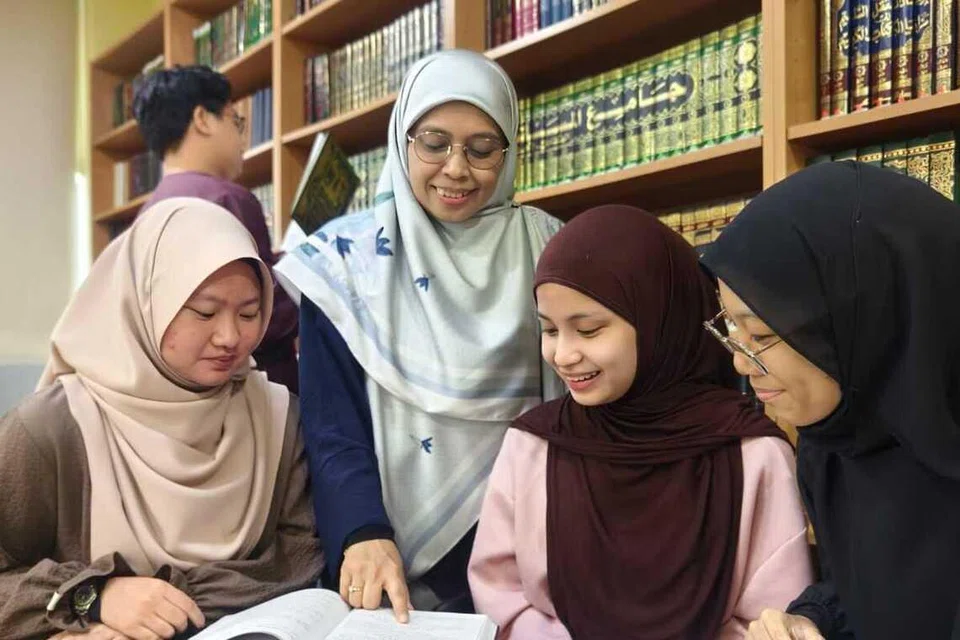 Pensyarah sepenuh masa di Institut Pengajian Tinggi Al-Zuhri, Ustazah Fatimah Mohd Ali (dua dari kanan), berkata agama mendidik manusia agar berhati-hati dalam setiap tindakan dan tenang menghadapi apa jua cabaran dalam kehidupan. 