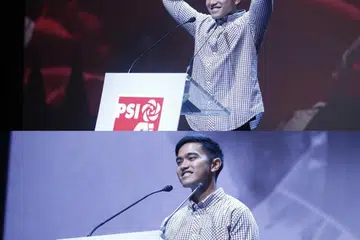 Kemunculan Encik Kaesang Pangarep di podcast peribadinya, mendorong netizen mendesak beliau agar menjelaskan mengenai jet peribadi yang beliau dan isterinya gunakan untuk terbang ke Amerika Syarikat. 