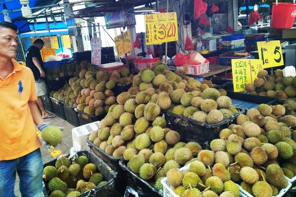 Tempat jual durian. - Foto BH oleh SAINI SALLEH