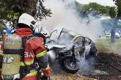 NAHAS MAUT: Seorang pemandu terbakar dan maut dalam kereta dalam satu kemalangan di Johor. 