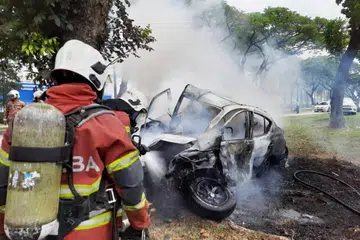 NAHAS MAUT: Seorang pemandu terbakar dan maut dalam kereta dalam satu kemalangan di Johor. 