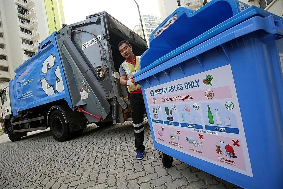 PENAMPILAN BARU: Tong kitar semula akan mempunyai label baru menunjukkan dengan jelas apa yang boleh dan tidak boleh dibuang ke dalamnya. Sementara itu, lori kitar semula juga akan berwarna biru dan mempunyai label dengan perkataan 'Saya lori kitar semula' bagi membezakannya daripada lori sampah lain. - Foto CMG