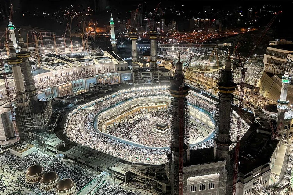 PADAT DENGAN JEMAAH: Para jemaah haji sudah mula berkumpul di Tanah Suci Makkah menjelangnya musim haji yang akan datang. 