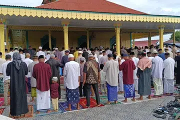 Penduduk Muslim Negeri Hila, Leihitu, Maluku Tengah ketika menunaikan solat sunat Aidilfitri di Masjid Hasan Soleman, Hila.pada 19 Mac