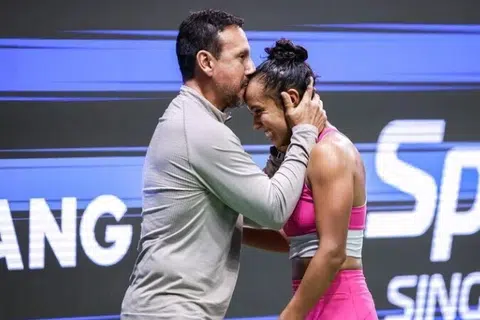 Pemain ke-31 dunia, Leylah Fernandez, meraikan kejayaannya bersama bapa dan juga jurulatihnya, Jorge Fernandez, selepas menjuarai Terbuka Tenis Singapura.