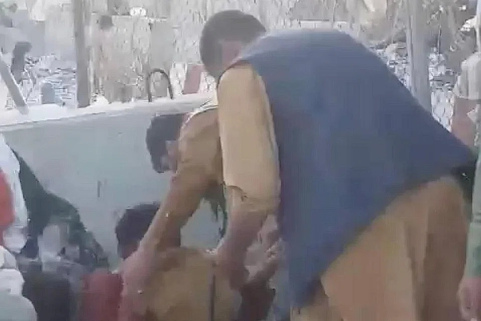 TERBANG: Beberapa orang yang cedera selepas letupan dekat Lapangan Terbang Antarabangsa Hamid Karzai di Kabul. - Foto REUTERS