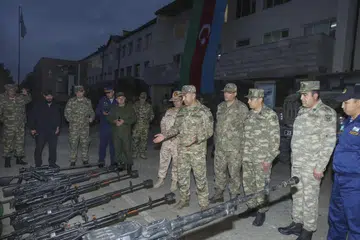 SERAH SENJATA: Para anggota Azerbaijan memeriksa senjata yang dirampas dan diserahkan oleh kumpulan pemisah Nagorno-Karabakh pada Sabtu.