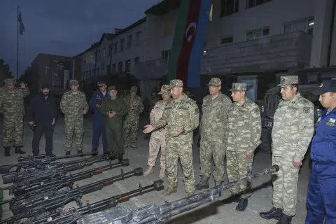 SERAH SENJATA: Para anggota Azerbaijan memeriksa senjata yang dirampas dan diserahkan oleh kumpulan pemisah Nagorno-Karabakh pada Sabtu.