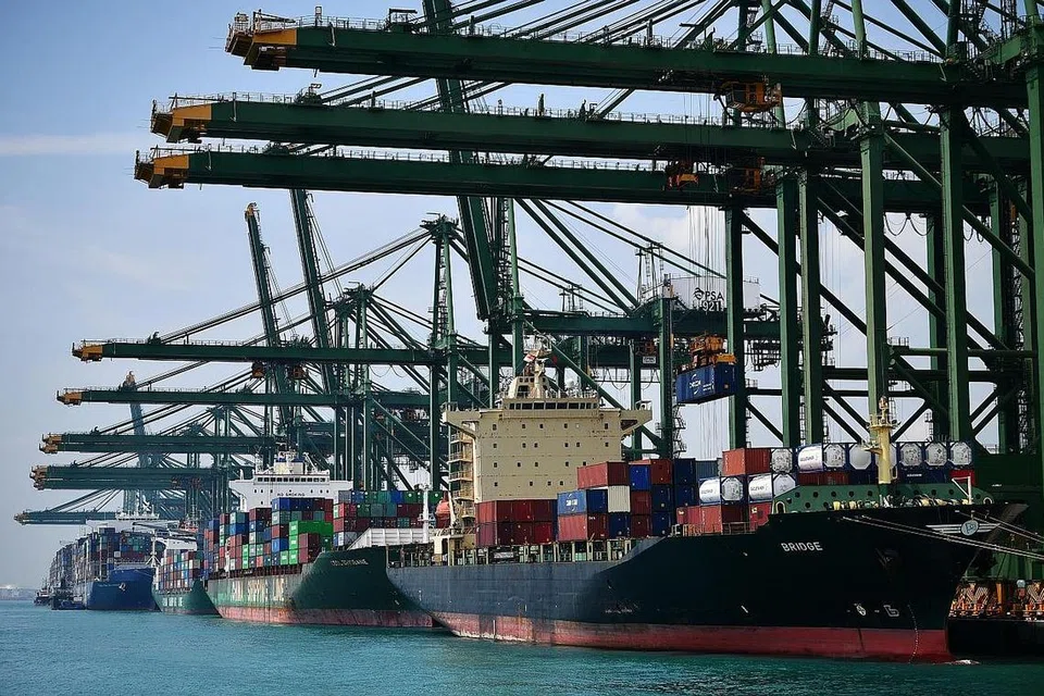 MENGEKALKAN KELANCARAN PERDAGANGAN MARITIM: Ketua Eksekutif MPA, Encik Quah Ley Hoon, berkata industri itu sedang berdepan cabaran baru dalam tempoh amat sukar dan ini menjadikan perisytiharan bersama itu semakin penting. - Foto fail