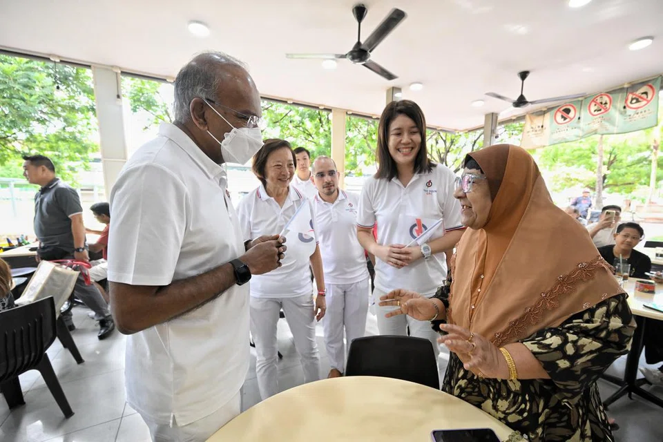 Encik K. Shanmugam (kiri) bersama AP Nee Soon South, (dua dari kiri) Cik Lee Bee Wah dan muka baru, Encik Jackson Lam, Dr Syed Harun Alhabsyi dan Cik Lee Hui Ying bertemu seorang penduduk di sebuah kedai kopi dalam kawasan GRC Nee Soon.