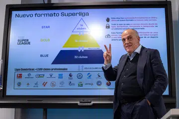TIDAK ADIL: Presiden Liga Sepanyol (La Liga), Javier Tebas, sedang berkongsi pendapat beliau dalam persidangan media di Madrid tentang keputusan Uefa dan Fifa melanggar undang-undang EU apabila mereka menghalang pembentukan Liga Super. 