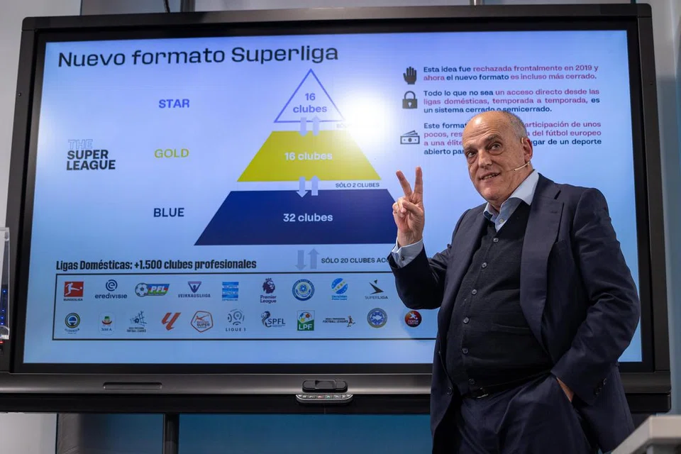 TIDAK ADIL: Presiden Liga Sepanyol (La Liga), Javier Tebas, sedang berkongsi pendapat beliau dalam persidangan media di Madrid tentang keputusan Uefa dan Fifa melanggar undang-undang EU apabila mereka menghalang pembentukan Liga Super. 