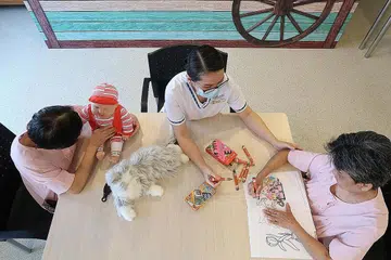 WARGA SENJA LEBIH TERJEJAS: Kajian WiSe (Kesejahteraan Warga Senja Singapura) menunjukkan bahawa 1 dalam 10 orang berusia lebih daripada 60 tahun mungkin mengalami demensia. - Foto fail HOSPITAL BESAR CHANGI