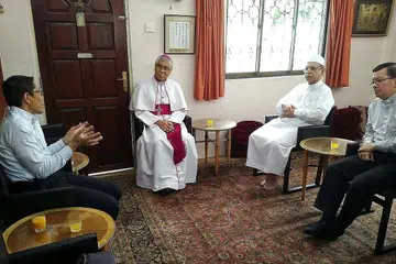 KUNJUNGAN MUHIBAH: Ketua Biskop William Goh (dua dari kiri), yang ditemani Monsignor Philip Heng (kanan), mengunjungi Masjid Ba'alwie kelmarin. Mereka dihos Menteri Negara Kanan (Pertahanan dan Ehwal Luar), Dr Mohd Maliki Osman (kiri) dan Habib Hassan Al-Attas (dua dari kanan). - Foto MASJID BA'ALWIE