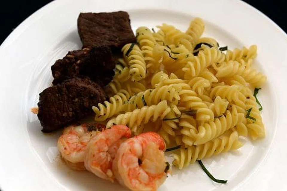 Pasta dengan halia dan herba; udang goreng dengan sos cili Thai; daging goreng halia.
