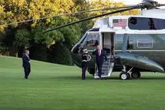 KEMBALI KE RUMAH PUTIH: Presiden Amerika Syarikat, Encik Donald Trump, membalas tabik hormat anggota tentera yang menyambut ketibaannya sekembali beliau dari menghadiri Sidang Puncak G20 di Osaka, Jepun. Semasa menghadiri persidangan itu, Encik Trump turut mengunjungi Korea Selatan, dan mengadakan pertemuan ringkas dengan pemimpin Korea Utara, Encik Kim Jong-un di Zon Bebas Tentera (DMZ) antara kedua-dua negara, menjadikan beliau pemimpin Amerika pertama memasuki Korea Utara. - Foto AFP.